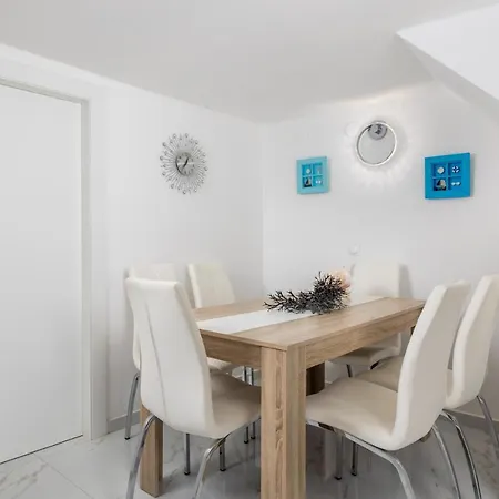 House Bajota With Terrace And Sea View Feriehus *