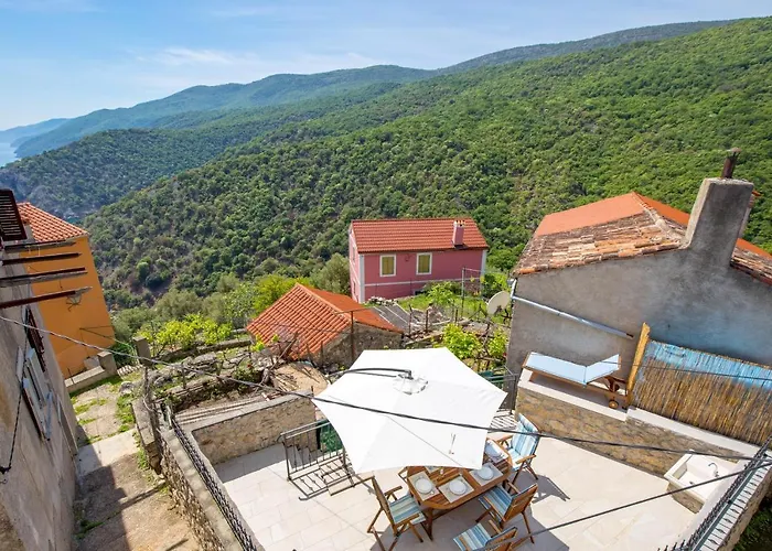 Tatil Evi House Bajota With Terrace And Sea View